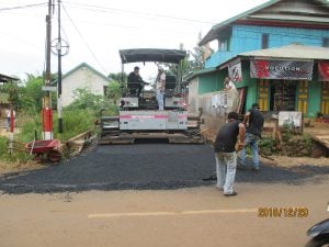 Antam Bantu Pengaspalan di Pelambua