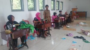 Warga Desa Lalingato Ikut Pelatihan Keterampilan