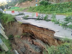 Ruas Jalan Trans Bombana – Kendari Rusak