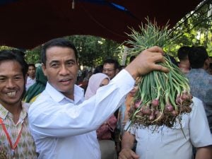 Mentan Amran Sidak ke Pasar, Pastikan Stok Bawang Putih Aman