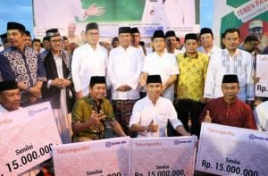 Danny Serahkan Bantuan Stimulan Kepada 207 KK