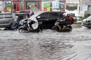 DPU Temukan Karung Berisi Pasir Sumbat Drainase