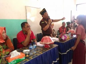 Kejari Beri Bantuan Murid SD di Muna