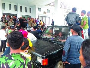 Jalan Desa Mata Rawa Rusak Parah, Warga Demo DPR dan Dinas PU Muna