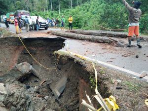 Waspada Jalan Amblas di Kilometer 24 Kolaka