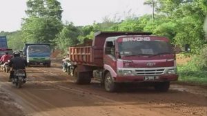 Aktivitas Perusda Merusak Jalan di Pomalaa