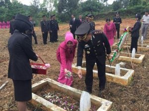 Peringati HUT Bhayangkara, Anggota Polres Kolut Ziarah ke TMP