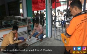 Perampok Bersenpi Datang Saat Toko Emas Baru Dibuka