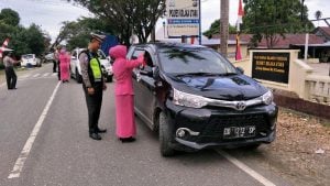 Peringati HUT RI, Bhayangkari Kolut Bagikan Bendera