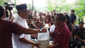 Bupati Sebar Ribuan Bibit Ikan di Sungai Saddan