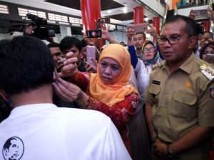Mensos Beri 425 Unit Alat Bantu Dengar di Makassar