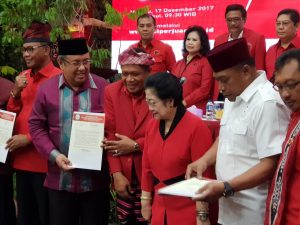 Ketum DPP PDIP Serahkan SK Usungan kepada Asrun-Hugua.