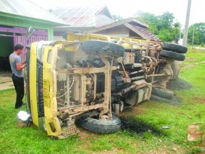 Truk Terguling di Halaman Rumah Warga