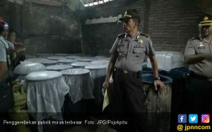 Intai Pabrik Miras, Polisi Rela Tidur di Kompleks Kuburan