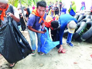 Sambut Hari Peduli Sampah, Pemda dan Sispala Bersihkan Pantai