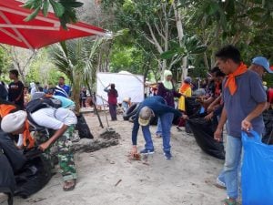 Sambut HPSN, Pemkab Kolut dan Sispala Helat Bersih Pantai