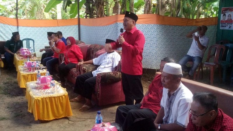 Calon Bupati Konawe, H. Litanto saat tatap muka bersama warga desa Tirawuta. FOTO: Husman/Kolaka Pos