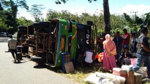 Hendak Ganti Ban, Mobil Bus Trans Sulawesi Terbalik