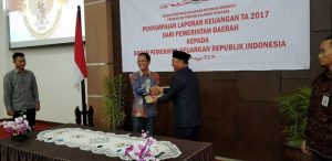 Pemkab Konsel Serahkan LKPD 2017 ke BPK