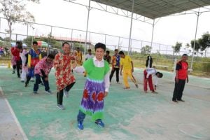 Meriahkan HUT Konsel ke-15, Sekda Konsel Ikut Bola Gotong