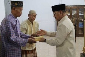 Safari Ramadhan Perdana, Surunuddin Berinfaq Untuk Masjid