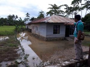 Banjir, Warga Ambesea dan Laeya Siaga I Mengungsi di Balai Desa