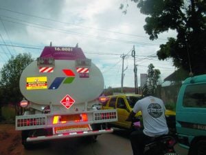 Jalan Poros Puuwatu Dinilai Sempit