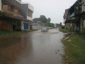 Jalan Wr. Supratman Digenangi Air  Akibat Seharian Hujan Guyur Kendari