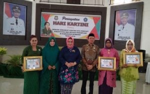 Hari Kartini, Tiga Perempuan di Bombana Dianugerahi Penghargaan