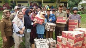 Peduli Korban Banjir, Ketua TP-PKK dan Sekda Konsel Salurkan Bantuan