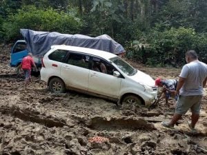 Jalan Rusak, Proyek Pembangunan Di Desa Dua Kecamatan Terhambat