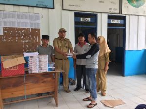 Tingkatkan Pelayanan Pendidikan, Kades Puosu Bagikan Buku Tulis