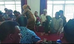 Protes Mutasi, Guru Mengamuk di Kantor BKSDM