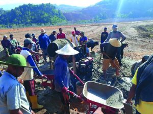 Warga Desa Sulaho Gotong Royong Tuntaskan Bantuan Sosial