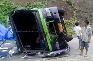 Terbalik, Bus Putri Unaaha