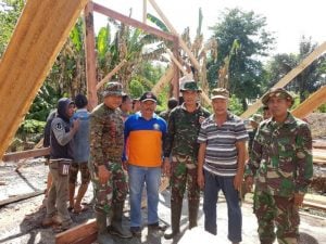 Camat Loea Bersama Warga Bangun Rumah Korban Kebakaran