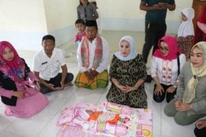 Nurlin Surunuddin Serahkan Bayi Penemuan Warga Kepada Pengasuh Barunya