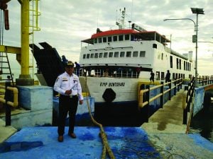 KMP Bontoharu Akhirnya Berlabuh di Pelabuhan Feri Kasipute