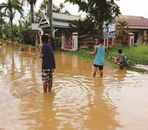 Jalan Tergenang Air, Warga Memancing di Jalan Konggasa