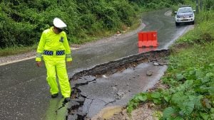 Longsor, Dua Titik Jalan Poros di Konsel Nyaris Putus