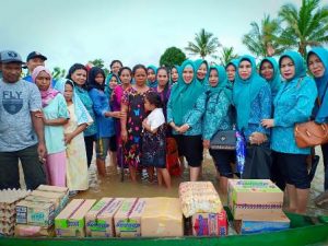 Tim PPK Koltim Turun Langsung Salurkan Bantuan Korban Banjir