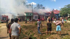 Dua Rumah Warga Lamekongga Dilalap Sijago Merah