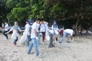 Ratusan Warga Bersihkan Pantai Berova