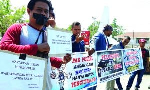 Spanduk, “Pak Polisi Jangan Cari Wartawan Hanya untuk Pencitraan” Warnai Aksi Solidaritas Wartawan Muna