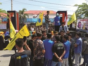 Pelantikan Anggota DPRD Kolaka Diwarnai Aksi Demo