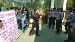 Mahasiswa USN Demo Desak Bupati Kolaka Jalan Akses Masuk Kampus Diaspal