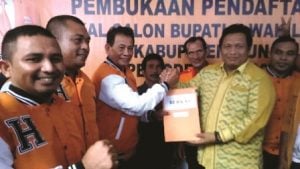 Daftar Cabup Muna lewat Hanura, Ribuan Warga Muna Kawal Rusman Emba