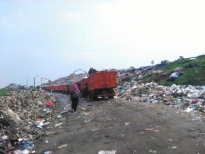 Jalan Rusak, Mobil Sampah DLH Bombana Kewalahan