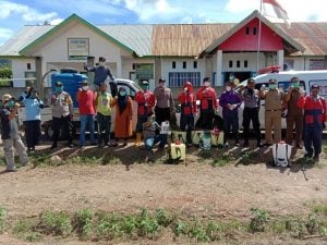 Pemdes Tikonu Semprot Semua Rumah Warga