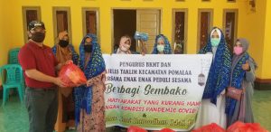BKMT Pomalaa Bersama Komunitas Emak-Emak Berbagi Sembako